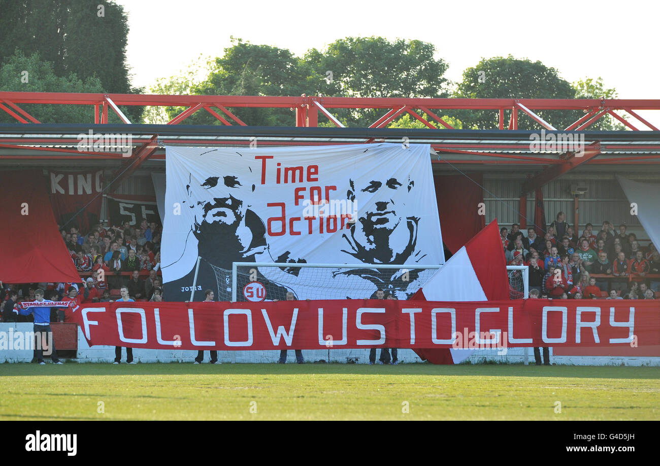 Fußball - npower Football League Two - Play Off Halbfinale - zweites Bein - Accrington Stanley gegen Stevenage - Crowne Ground. Allgemeine Ansicht eines Banners von Accrington Stanley mit der Aufschrift „Follow US to Glory“ und „Time for Action“ Stockfoto