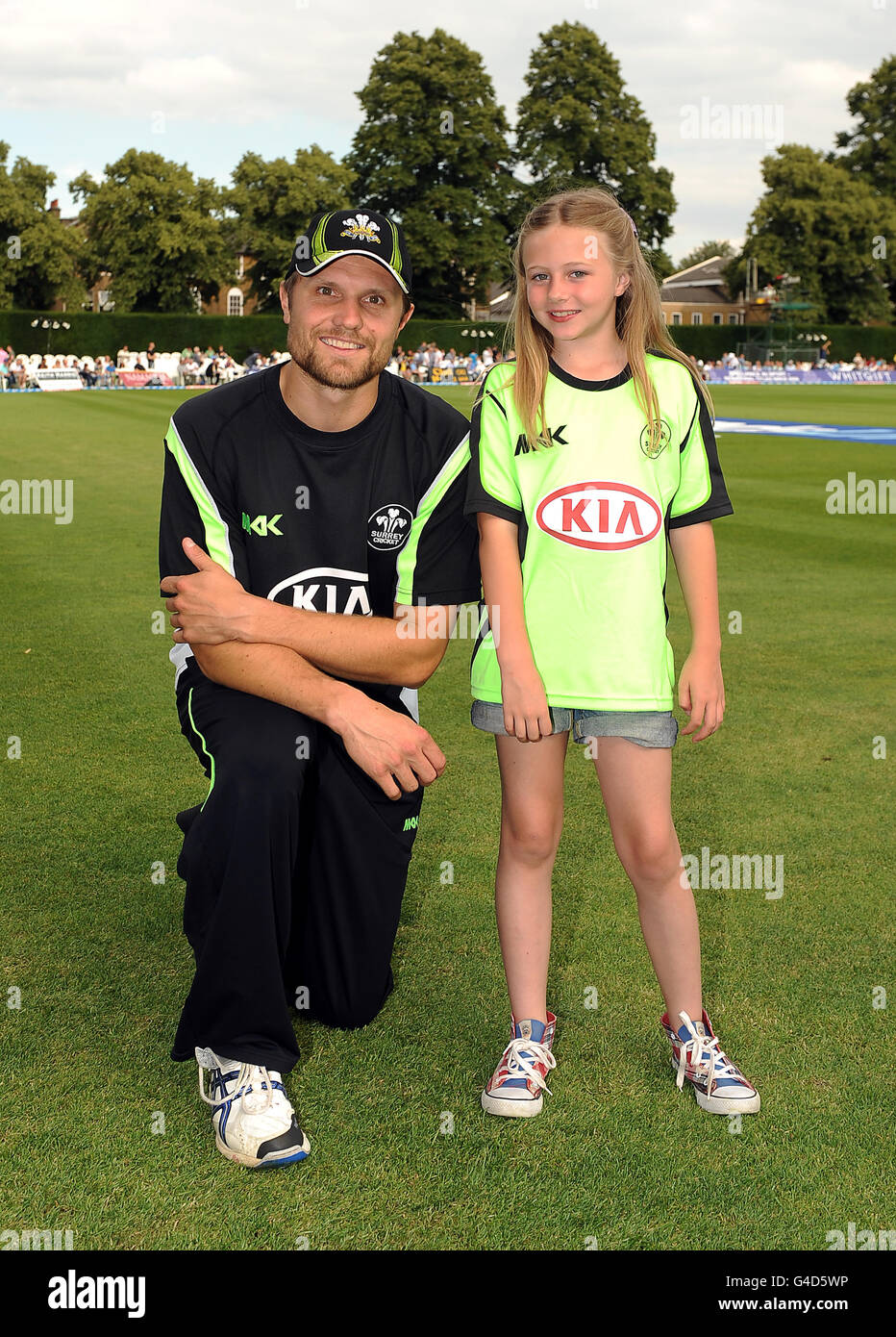 Cricket - Friends Life Twenty20 - South Group - Surrey Lions / Sussex Sharks - Whitgift School. Surreys Dirk Nannes mit dem Maskottchen des Spiels Stockfoto