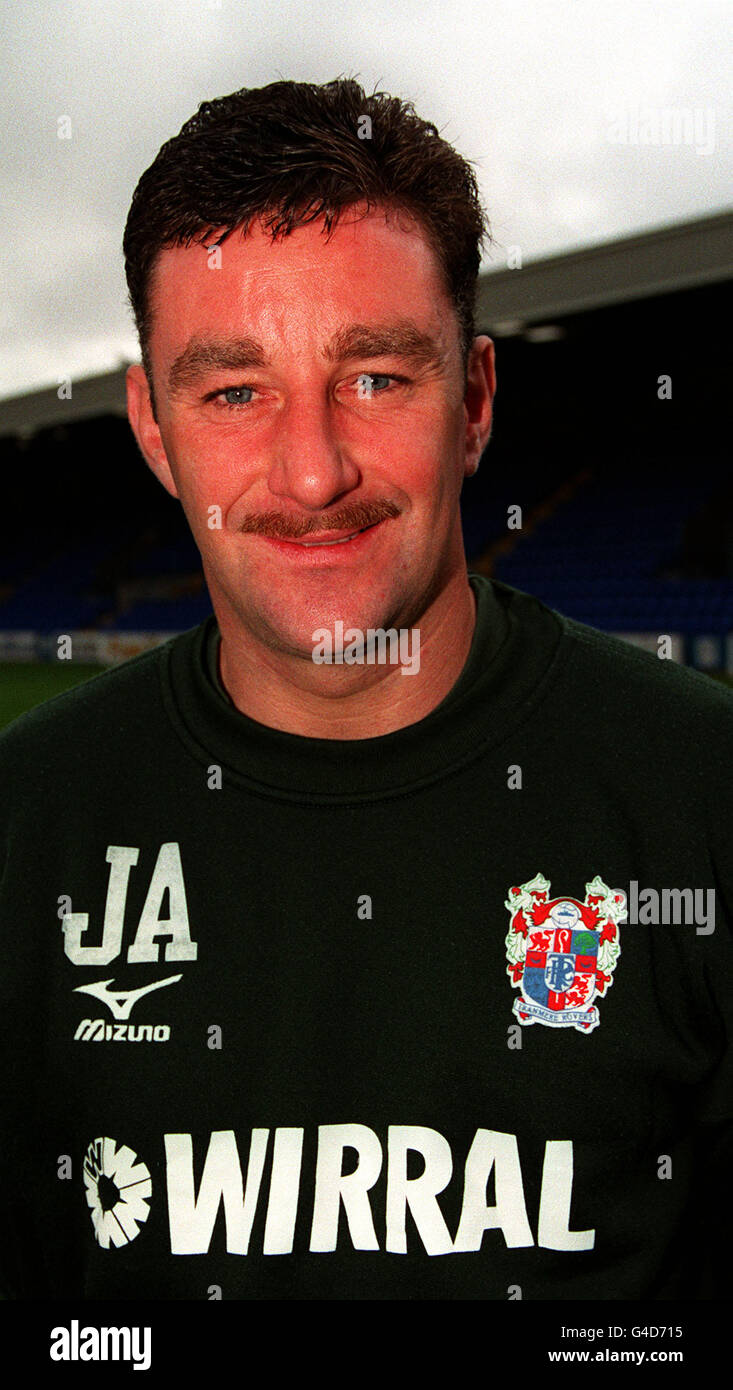 JOHN ALDRIDGE, MANAGER DES TRANMERE ROVERS FOOTBALL CLUB. *17/03/01 John Aldridge trat als Manager von Tranmere Rovers zurück. Seine Entscheidung fiel nach der Heimniederlage des vom Abstieg bedrohten First Division Clubs im Jahr 3-2 durch Barnsley. Tranmere sagte in einer Erklärung: „nach der Niederlage von Tranmere Rovers zu Hause gegen Barnsley heute Nachmittag hat der Verwaltungsrat den Rücktritt von John Aldridge als Manager des Fußballclubs akzeptiert. Die jüngste Niederlage von Tranmere in der Liga lässt sie am Fuße der First Division, einen Punkt hinter den Queens Park Rangers und fünf hinter dem vierten von unten stehenden Stockport liegen Stockfoto