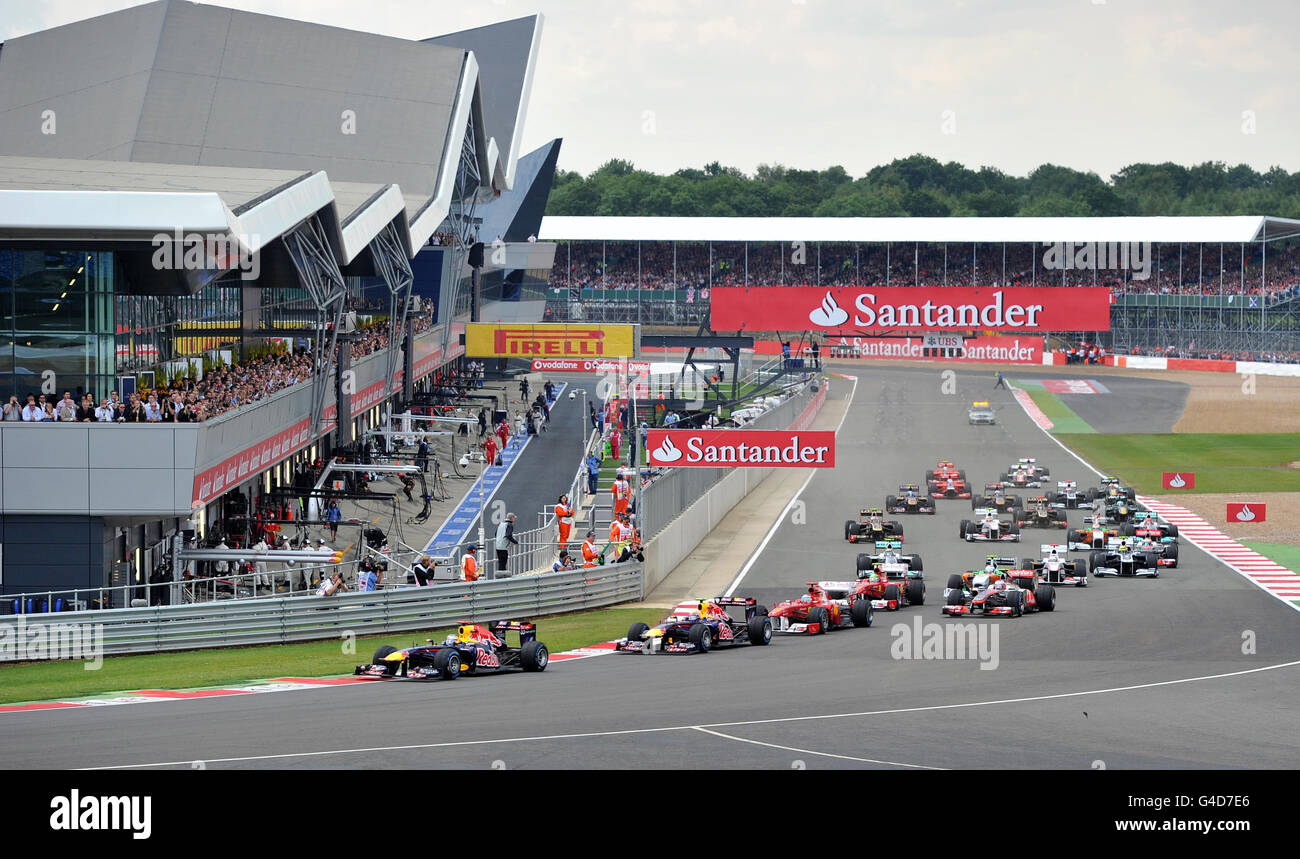 Die beiden Red Bull's führen den Grand Prix um die erste Kurve während des Formel 1 Santander British Grand Prix auf Silverstone Circuit, Northampton. Stockfoto