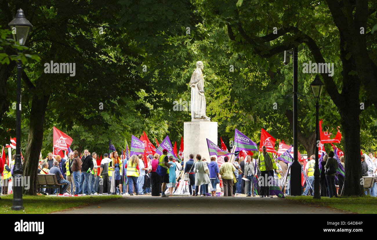 Mitarbeiter des Stadtrats von Southampton demonstrieren im Stadtzentrum. Stockfoto