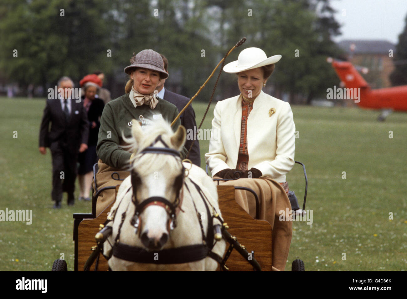 Prinzessin Anne, rechts, wird von Pony und Falle zur Cobbes Meadow Group Riding for the Disabled Association nach der Ankunft mit dem Hubschrauber gefahren. Stockfoto