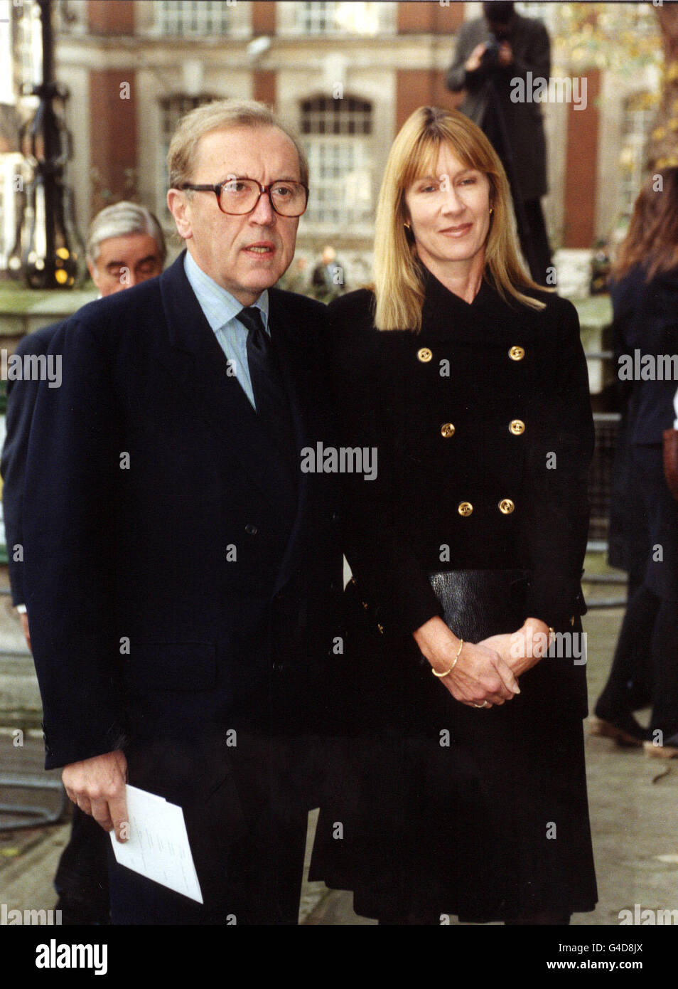 SIR DAVID FROST UND SEINE FRAU LADY CARINA KOMMEN ZUM PRIVATEN GEDENKGOTTESDIENST FÜR DEN VERSTORBENEN SIR JAMES GOLDSCHMIED IN DER ST. JOHN'S KONZERTHALLE IN WESTMINSTER AN. Stockfoto
