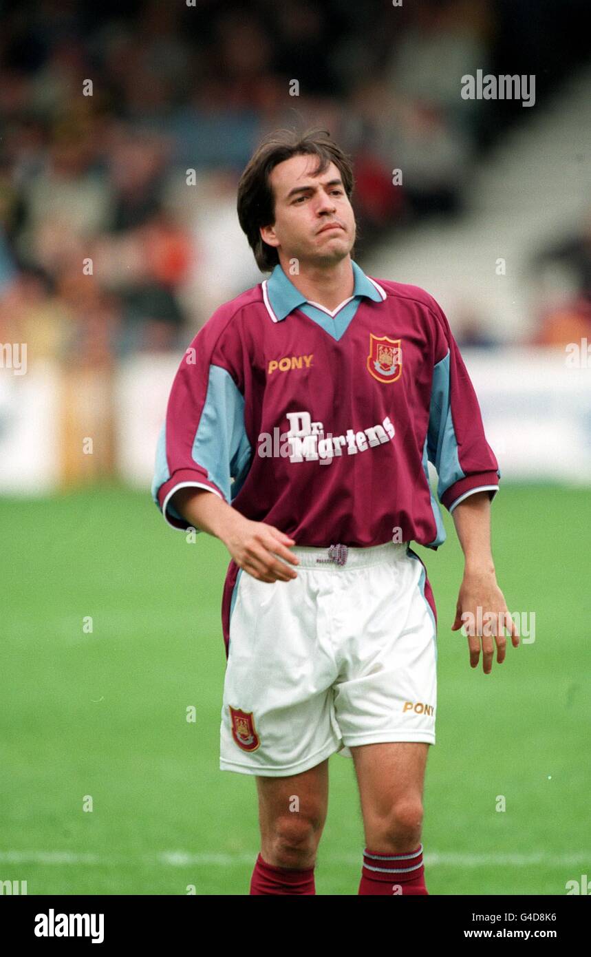 West Hams Eyal Berkovic in Aktion während des Testimonial-Spiels von John Phillien gegen Motherwell auf dem Motherwell's The Fir Park Ground in Schottland. 8/7/99: Berkovic wird von Celtic FC gegen eine Gebühr von 5,5 Millionen Pfund gekauft. Stockfoto