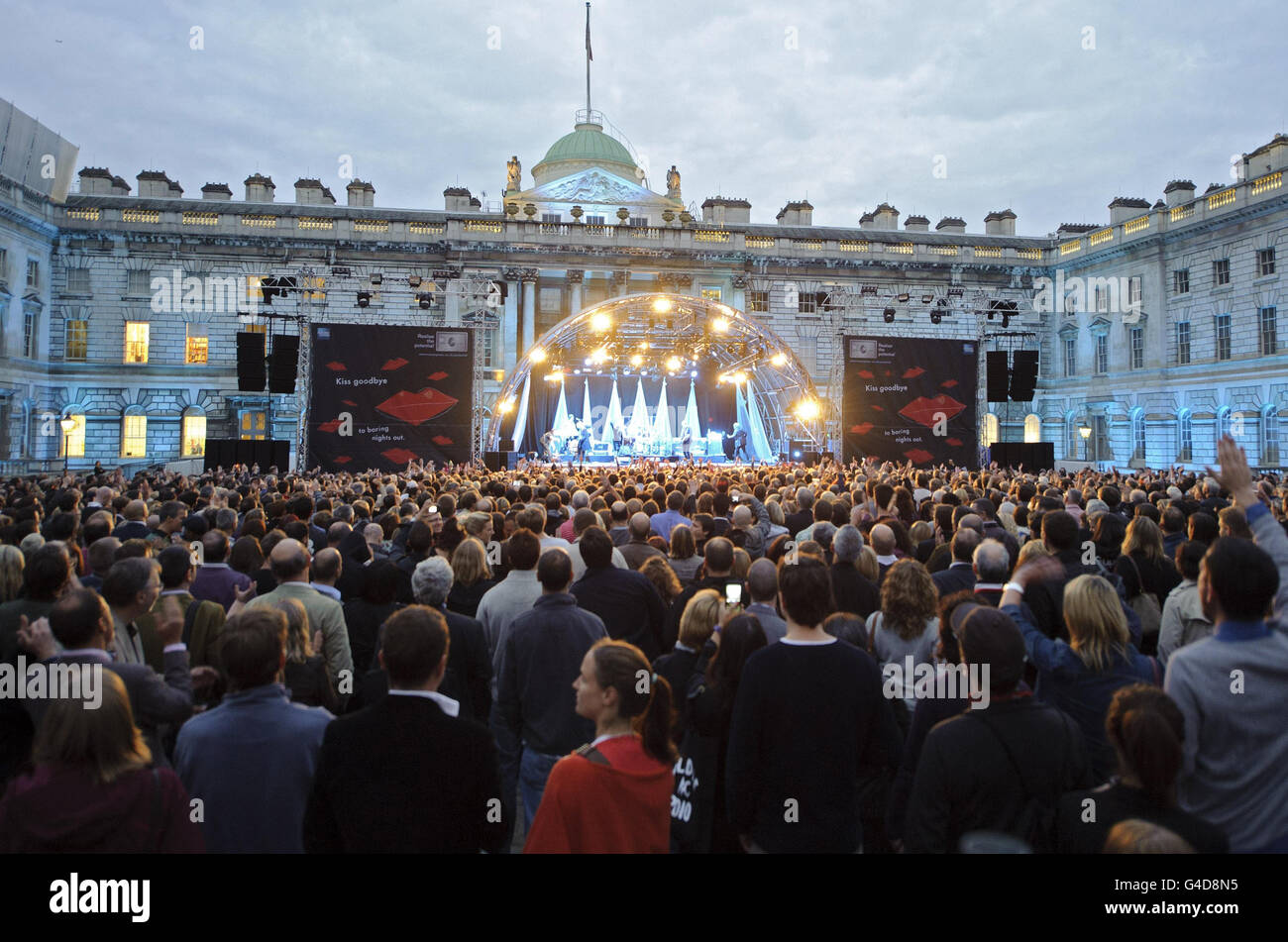 Blondie treten im Somerset House im Zentrum von London auf, als Teil der Sommer-Konzertreihe. Stockfoto