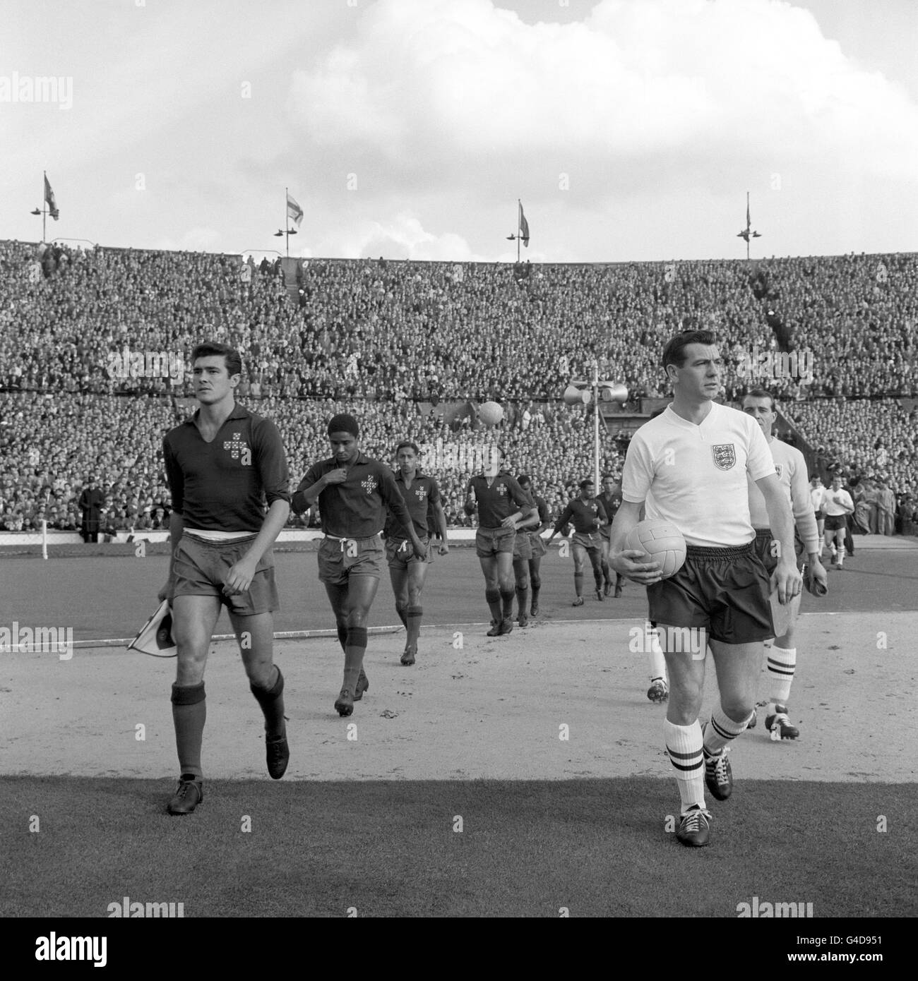 Kapitän für Portugal Jose Aguas (l) und England Johnny Haynes (r) Füsse ihre Teams für ihre WM-Qualifikation an In Wembley Stockfoto