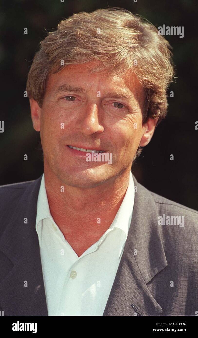 PA-NEWS 19.08.98 NIGEL HAVERS, WHO STARS AS WARWICKSHIRE NEUE POLIZEI CHIRURG DR. JONATHAN PAIGE IN DER NEUEN BBC-SERIE "DANGERFIELD", BEI EINEM FOTOTERMIN IN LONDON. Stockfoto