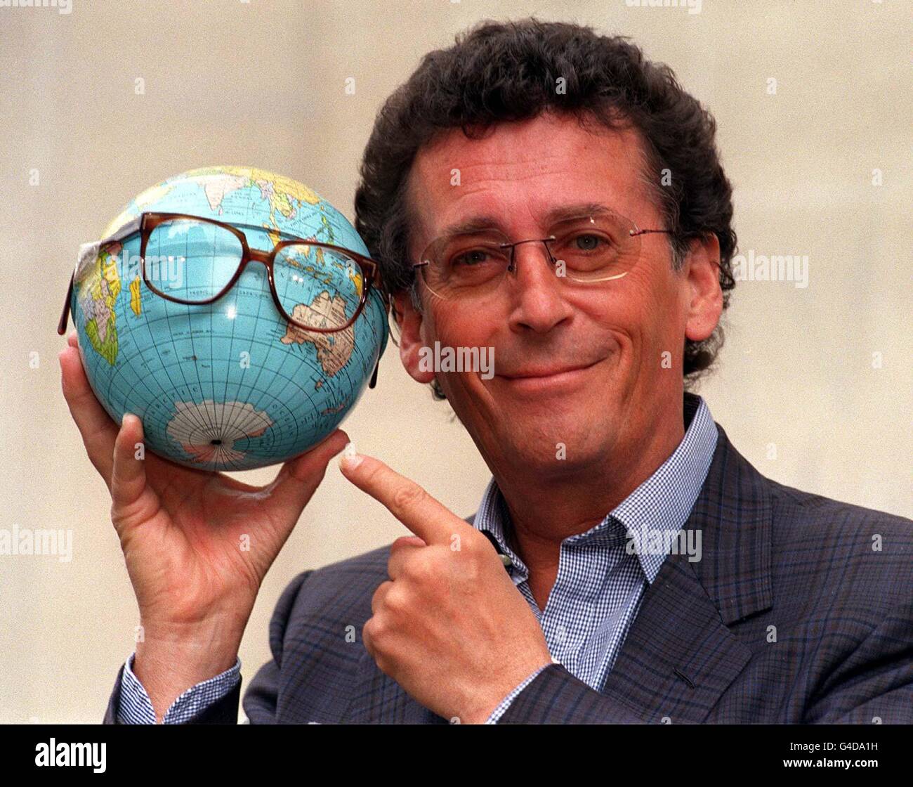 Schauspieler Robert Powell bereitet sich darauf vor, seine Brille heute (Freitag) zu Beginn des World in Sight Appeal an einen älteren Menschen in der Dritten Welt in London zu schicken. Ziel des Appells ist es, bis Ende des Jahres eine Million Brillenpaare zu sammeln. Foto von Tony Harris. Stockfoto