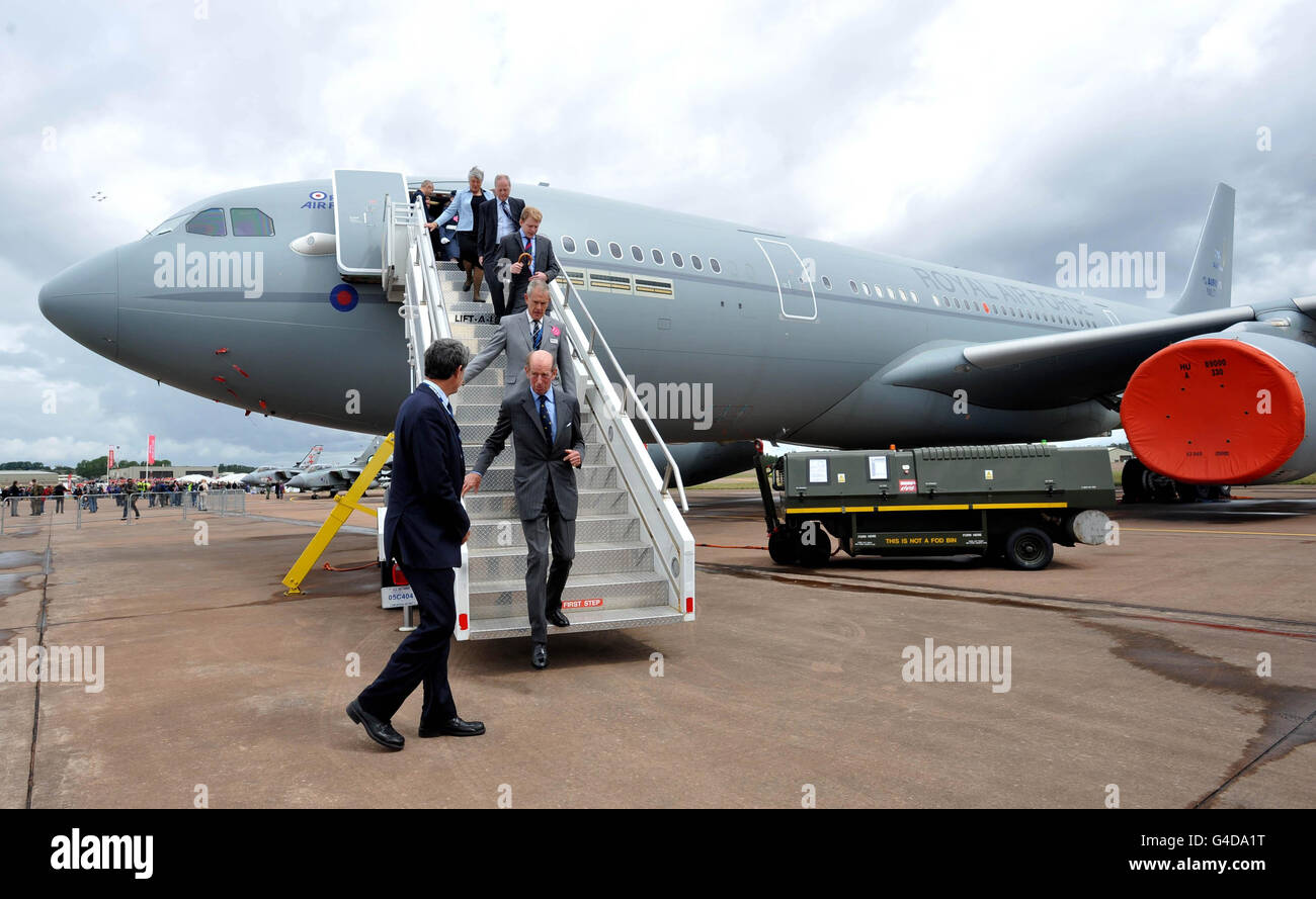 Der Duke of Kent (Vorderseite, Vorderseite) blickt auf die neue RAF A330 während des Royal International Air Tattoo in RAF Fairford, Gloucestershire. Stockfoto