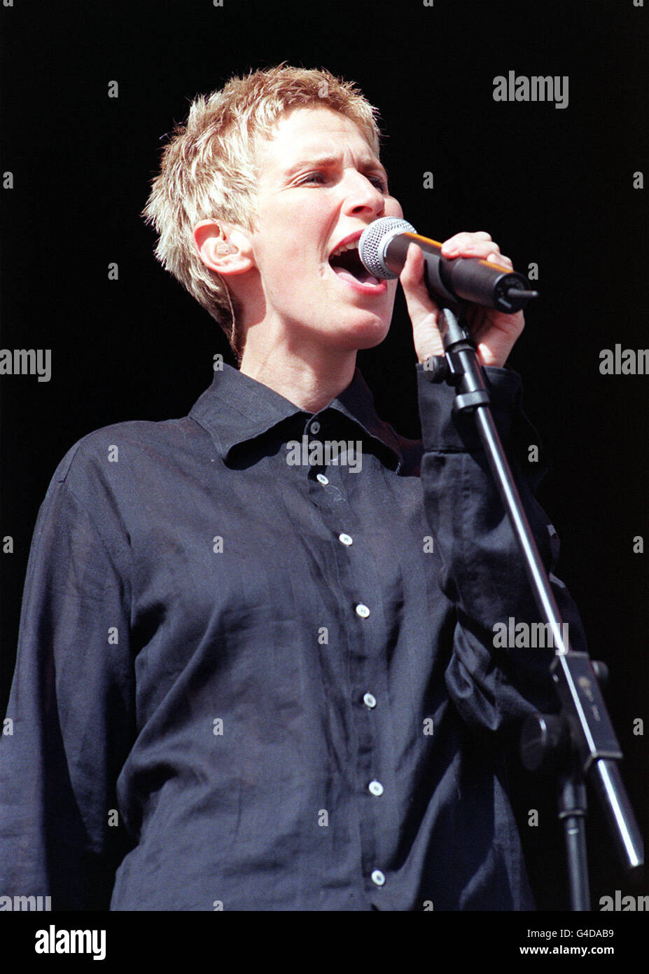 PA NEWS FOTO 22 8/98 ALICE NUTTER, VON DER BAND 'CHUMBAWAMBA', AUF DER BÜHNE BEIM V98 VIRGIN ROCK FESTIVAL IN CHELMSFORD. Stockfoto