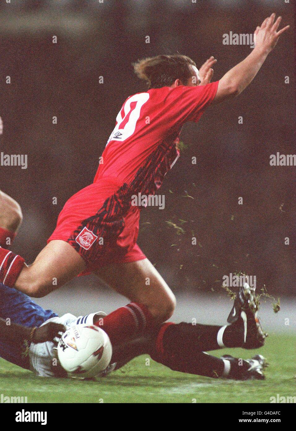 SCHOTTISCHER FUSSBALL. BILLY DODDS, ABERDEEN, WIRD VON DEN GLASGOW RANGERS GEFOULT Stockfoto