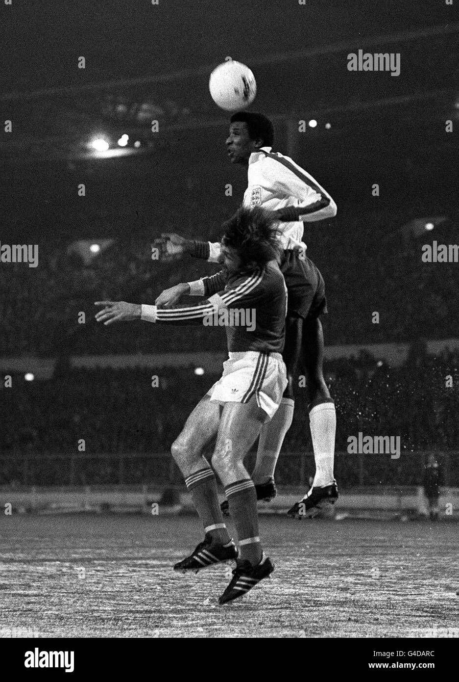 Der Engländer Viv Anderson im Einsatz gegen den Tschechoslowakei Zdenek Nehoda in einem internationalen Freundschaftsspiel im Wembley Stadium in London. Anderson wurde der erste Spieler afrikanisch-karibischer Abstammung, der für das volle England Team spielte. Stockfoto