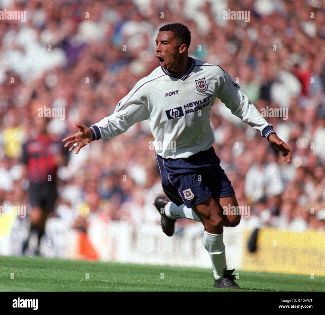 PA NEWS PHOTO 22/8/98 TOTTENHAM HOTSPUR V SHEFFIELD MITTWOCH AUF DER WEISSEN HART LANE: CHRIS ARMSTRONG VON SPURS IN AKTION. (ENDERGEBNIS 3-0 ZU SHEFFIELD.) Stockfoto