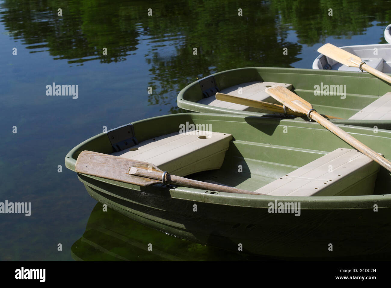 horizontale Perspektive Blick auf viele Sportboote an einem See mit ihren Rudern Stockfoto