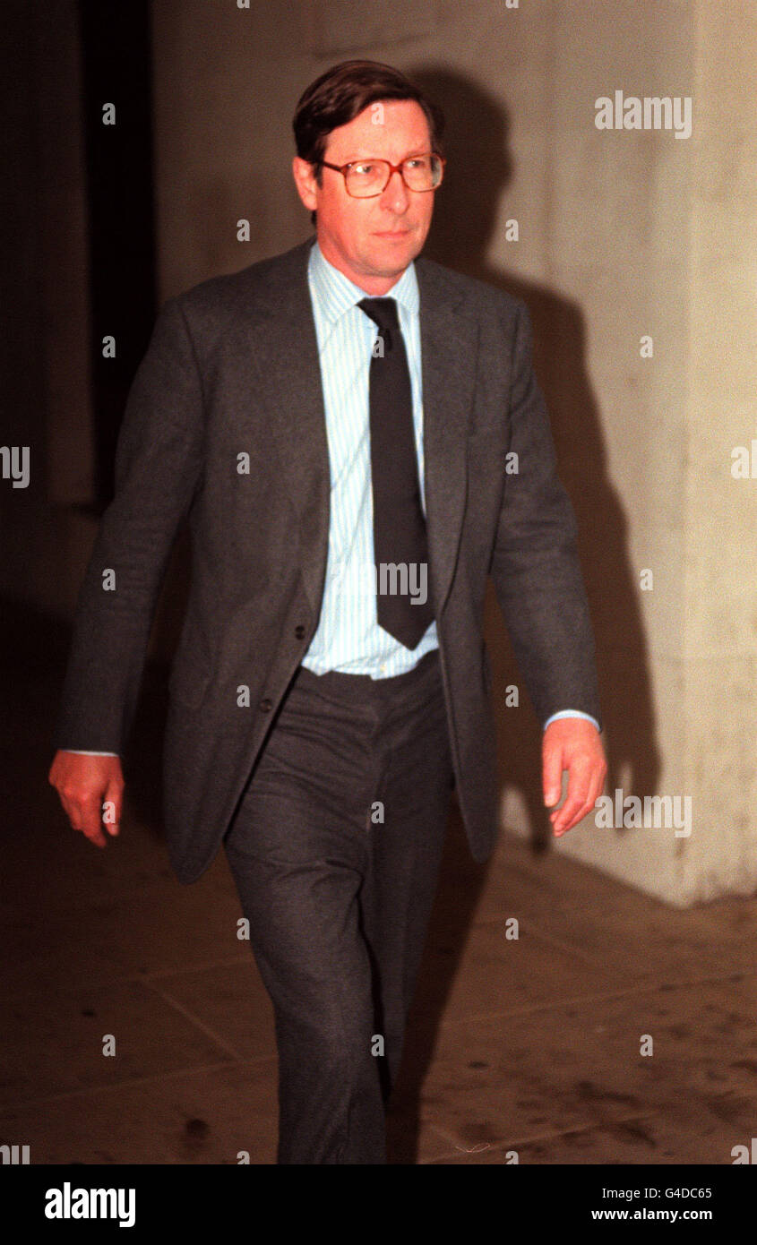 PA NEWS PHOTO 8/9/98 ABEND STANDARD-EDITOR MAX HASTINGS NIMMT AN DER BEERDIGUNG DER PRESSE BARON LORD ROTHERMERE, IN DER ST BRIDE'S CHURCH, FLEET STREET, LONDON. Stockfoto