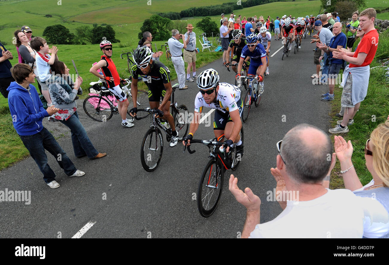 Mark Cavendish (rechts) jagt die Spitzengruppe während der nationalen Elite Road Race Championships der Herren in Stamfordham. Stockfoto