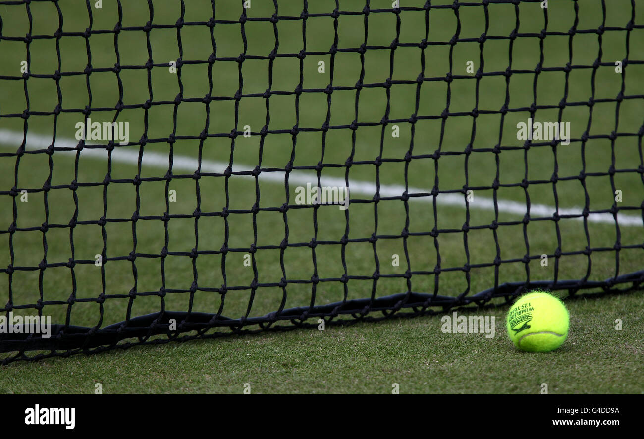 Tennis - 2011 AEGON Classic - Tag zwei - Edgbaston Priory Club. Detailansicht eines offiziellen Slazenger Wimbledon Tennisballs, der auf dem Rasen vor einem Netz liegt Stockfoto