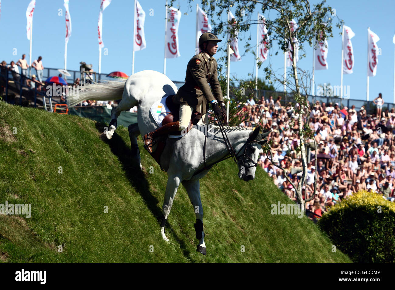 Kapitän David O'Brien aus Irland reitet Mo Choi während des Carpet Right Derby am fünften Tag des British Jumping Derby Meetings auf dem All England Jumping Course, Hickstead. Stockfoto