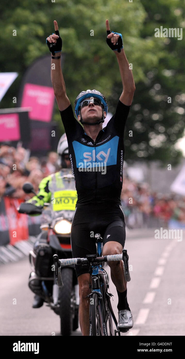 Bradley Wiggins vom Sky Cycling Team feiert seinen Sieg bei den Herren National Elite Road Race Championships in Stamfordham. Stockfoto