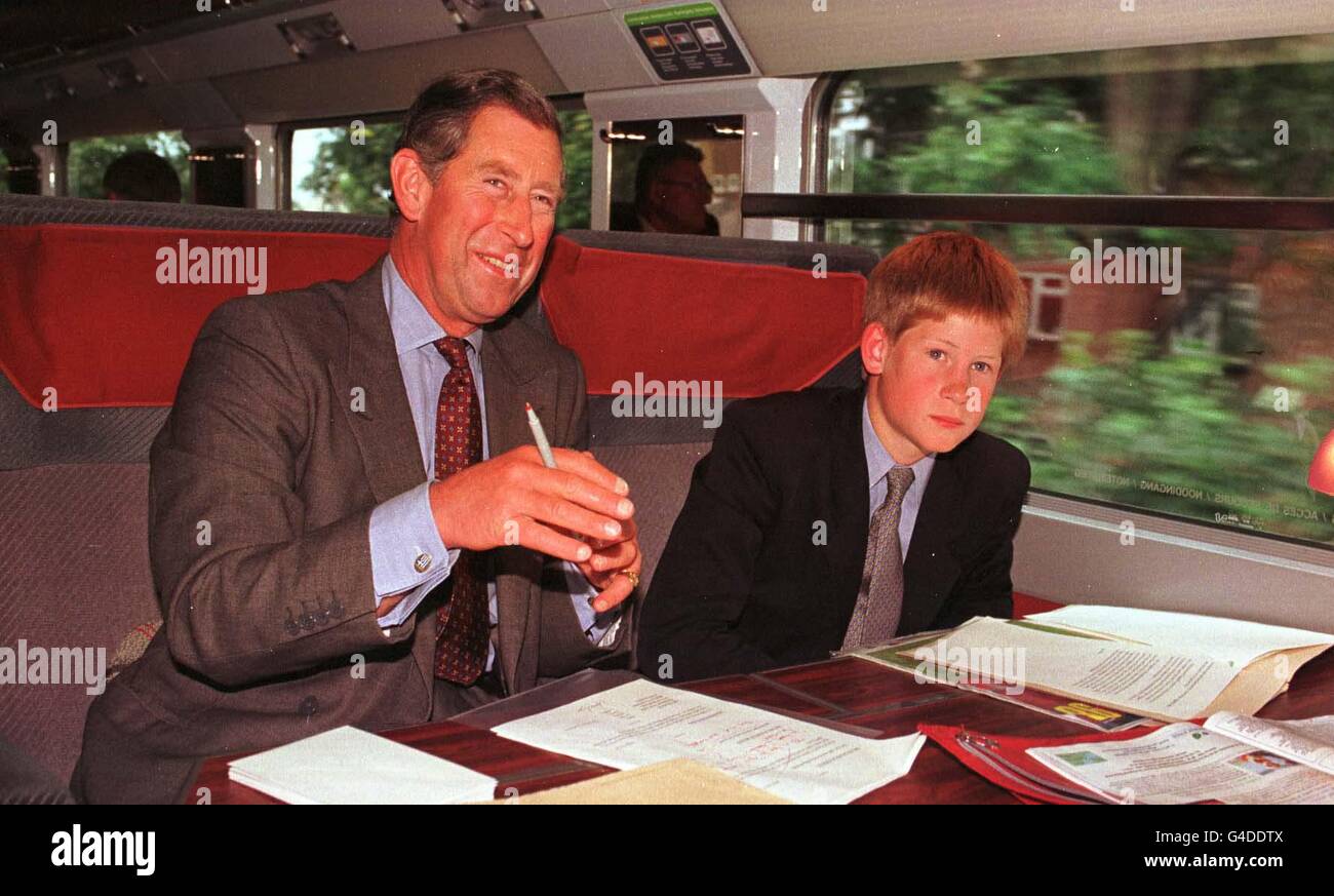 Prinz Charles mit seinem Sohn Prinz Harry, an Bord des Eurostar-Zuges auf dem Weg nach Frankreich, für das Spiel England gegen Kolumbien. Stockfoto