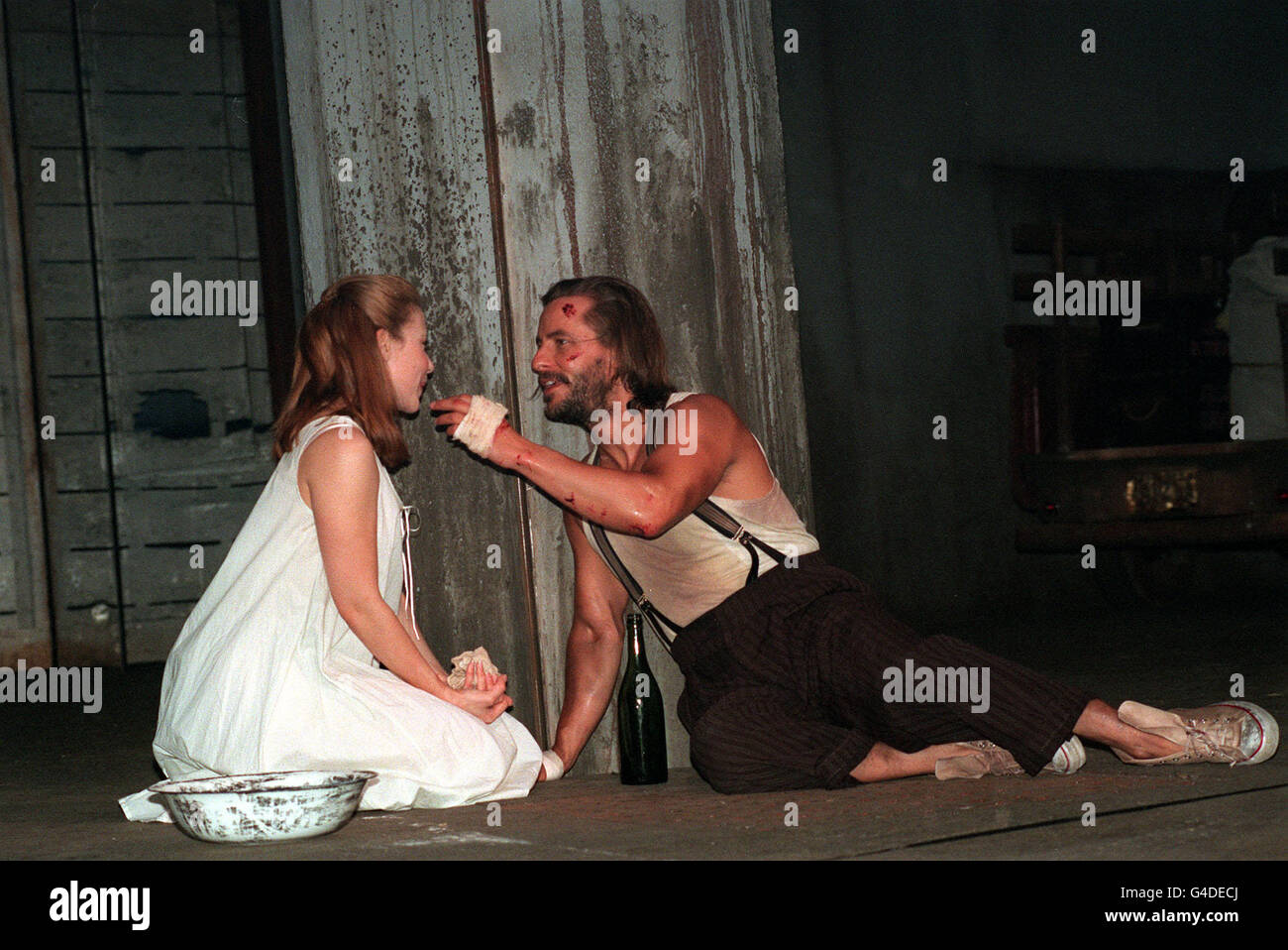 Swaallow PA NEWS PHOTO 30/6/98 MARCUS LOVETT, DER 'THE MAN' SPIELT UND LOTTIE ...