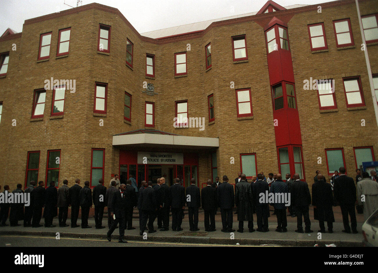 PA-NEWS 29.06.98 MITGLIEDER DER NATION DES ISLAMS SURROUND WALWORTH POLIZEI AUS PROTEST GEGEN DIE VERHAFTUNG VON ZWEI IHRER MITGLIEDER BEI DER STEPHEN LAWRENCE UNTERSUCHUNG STATION. Stockfoto