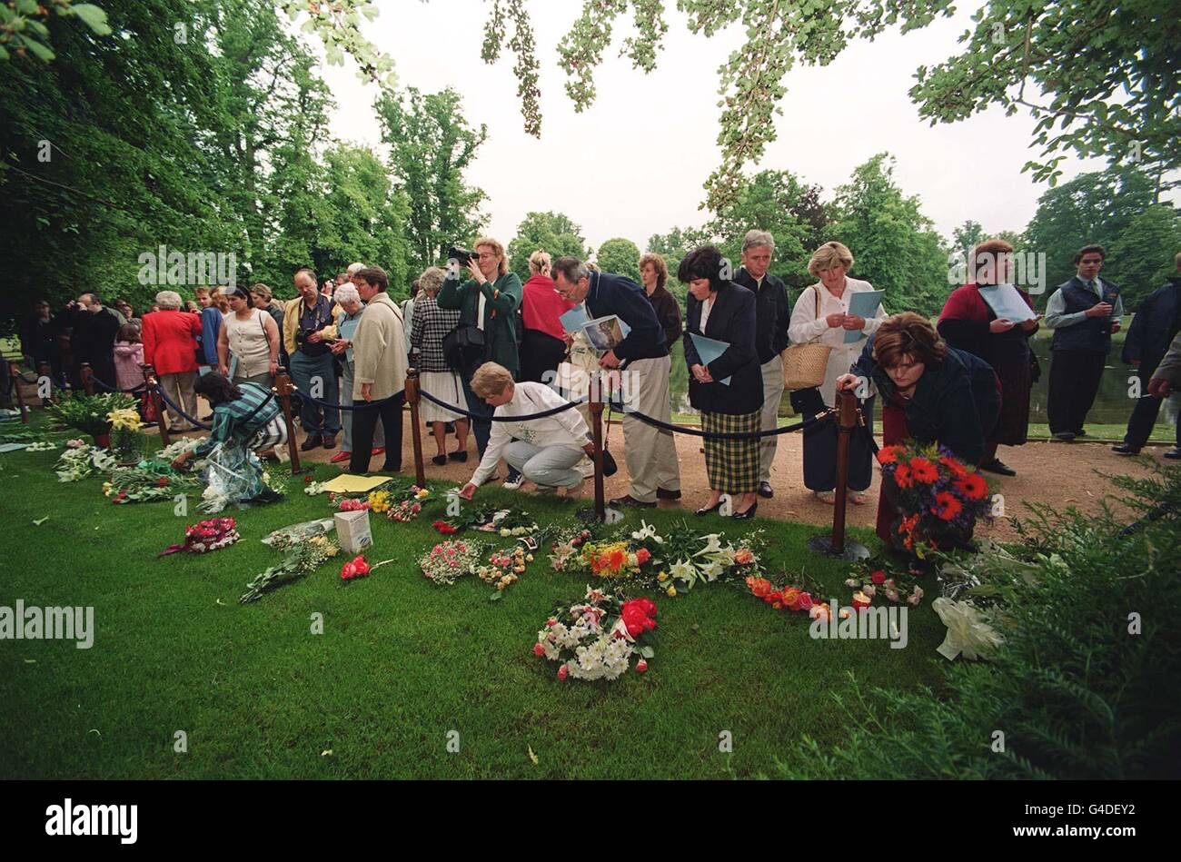 Besucher von Althorp legen heute (Mittwoch) in der Nähe des Tempels von Diana Blumen ab, am ersten Tag durfte die Öffentlichkeit die Ruhestätte von Prinzessin Diana besichtigen. BILD DAVID JONES/PA Stockfoto