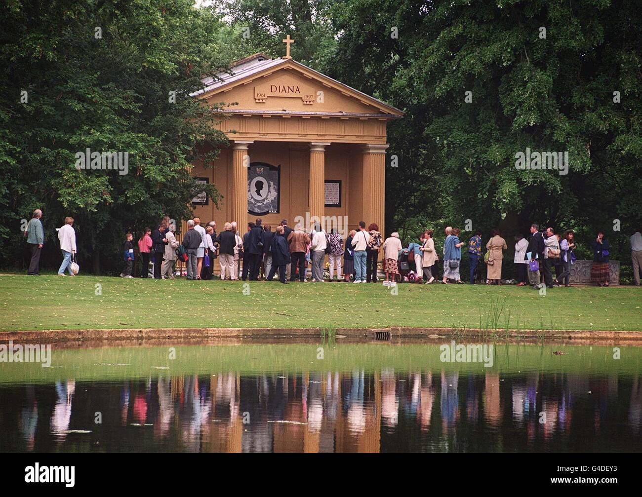 Besucher des Althorp House, Northamptonshire - das zum ersten Mal seit dem Tod von Diana, Prinzessin von Wales, geöffnet ist, sehen einen Tempel neben dem Oval - den See mit einer Insel, auf der sie begraben ist. Siehe PA Geschichte DIANA Althorp. Bild von David Jones/PA. Stockfoto