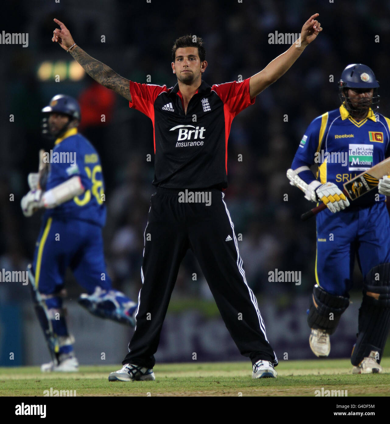 Englands Jade Dernbach feiert das Wicket von Sri Lankas Thilina Kandamby während des ersten NatWest One Day International im Kia Oval, London. Stockfoto