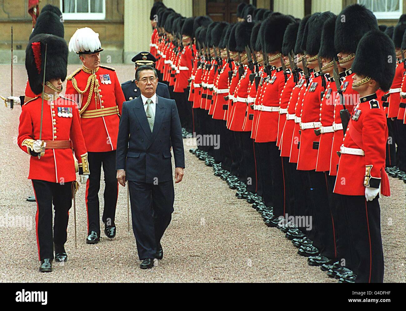 Präsident Alberto Fujimori aus Peru inspiziert heute (Freitag) eine Ehrenwache, die vom 1. Bataillon Coldstream Guards im Buckingham Palace in London gefunden wurde. Präsident Fujimori war der Gast der Queen zum Mittagessen im Buckingham Palace. AP WPA ROTA von Martyn Hayhow. Stockfoto