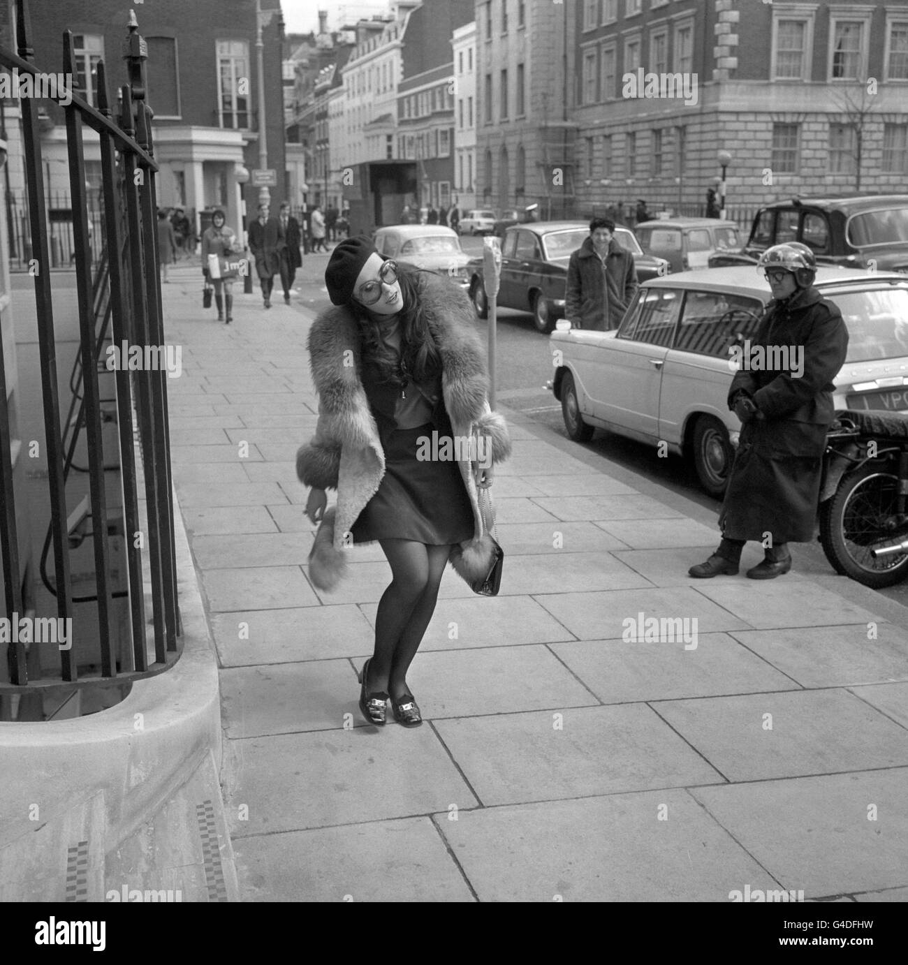Der spanische Vertreter Massiel in London vor dem Eurovision Song Contest in der Royal Albert Hall. Die gebürtige Maria de los Angeles Felisa Santamaria Espinoza aus Madrid singt „La, La, La“, nachdem sie Juan Manuel Serrat ersetzt hat, der sich aus dem Wettbewerb zurückgezogen hat (wegen seines Wunsches, auf Katalanisch zu singen). Massiel würde nach 29 Stimmen für Spanien gewinnen. Stockfoto