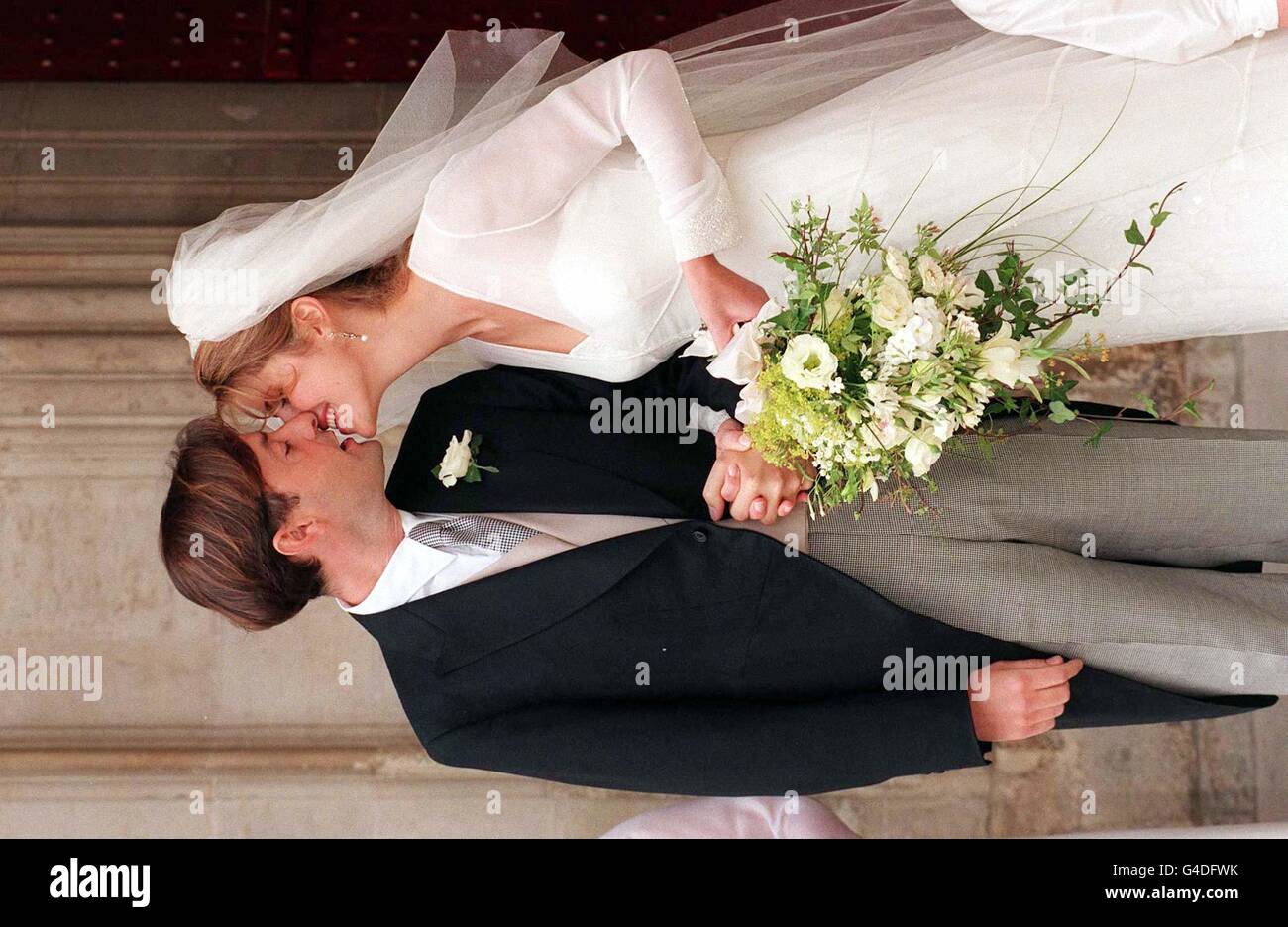 Königliche Hochzeitspaar küssen Stockfoto