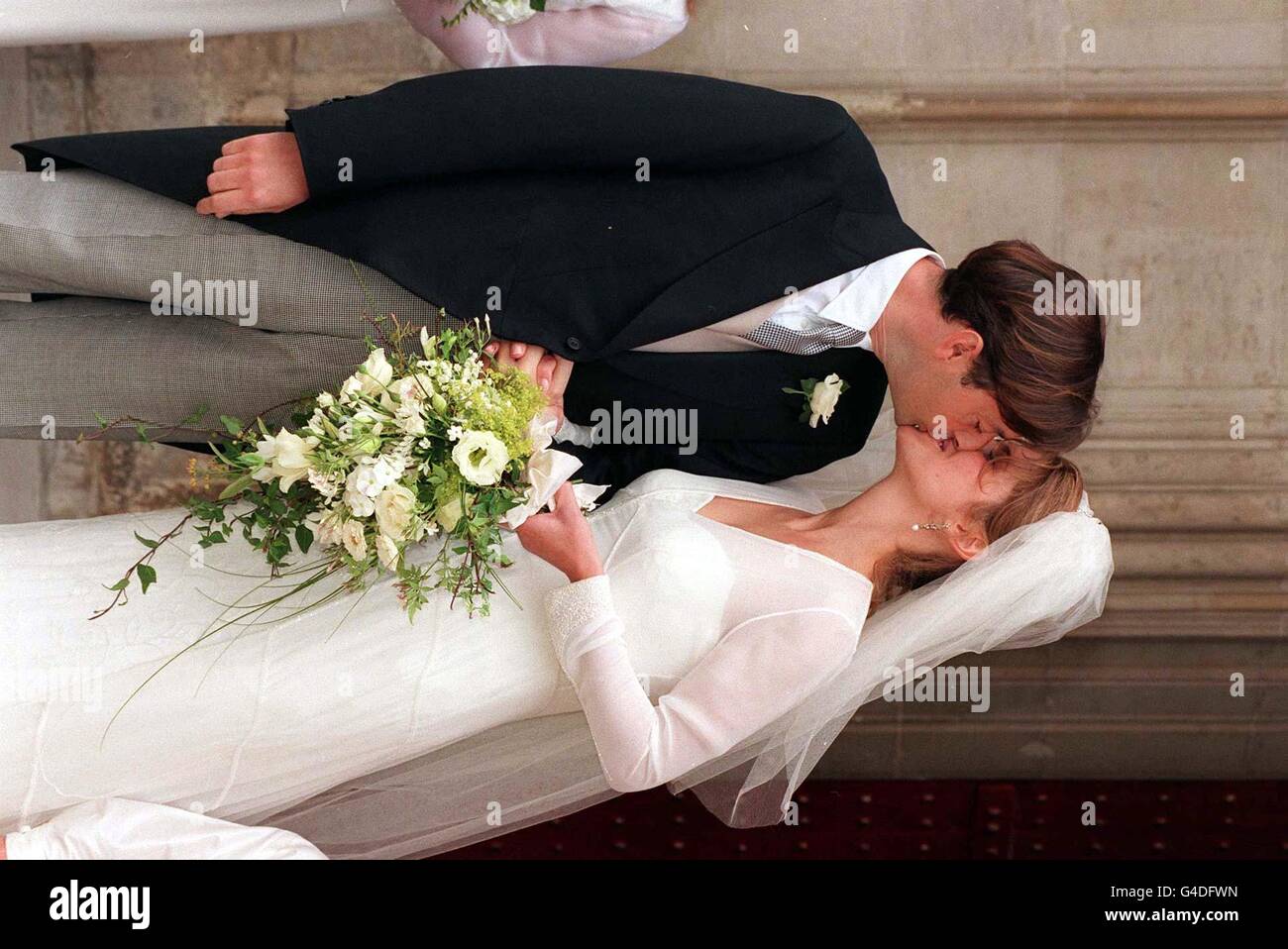 Königliche Hochzeitspaar küssen 2 Stockfoto