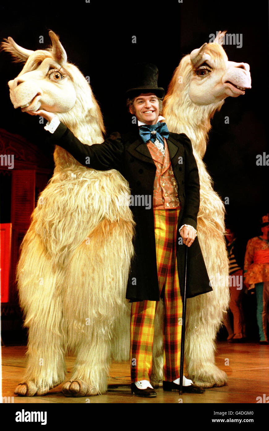 PA NEWS PHOTO 7/98 DAS FABELWESEN 'PUSHMI-PULLYU' AUF DER BÜHNE MIT PHILLIP SCHOFIELD, DER DIE TITELROLLE IN DER NEUPRODUKTION DER KLASSISCHEN GESCHICHTE 'DR DOLITTLE' SPIELT, DIE IM APOLLO THEATER IN LONDON ZU SEHEN IST. Stockfoto