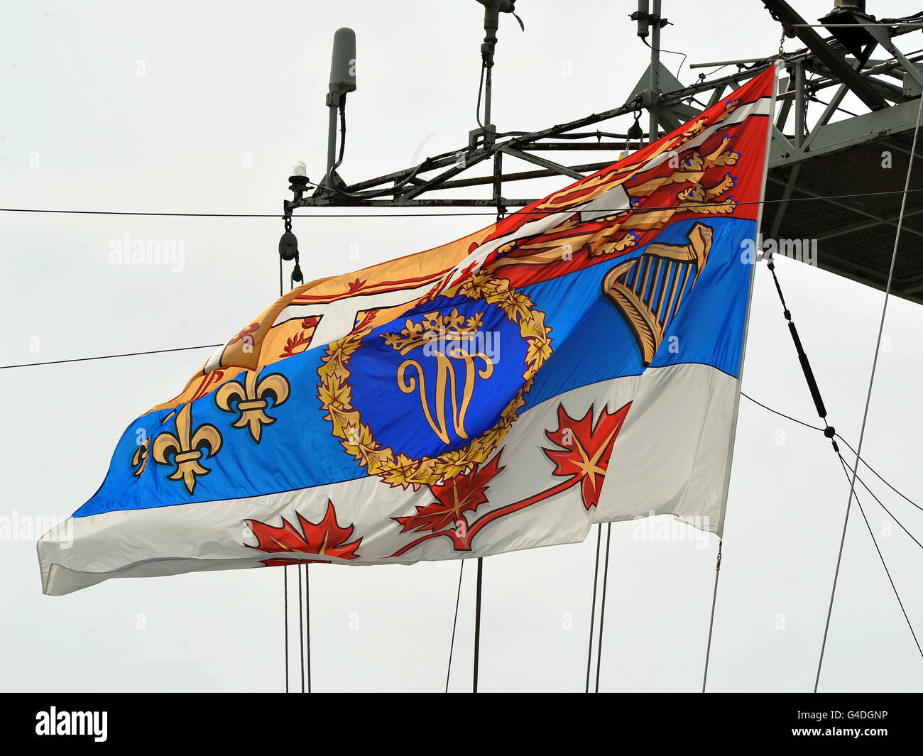 Die Flagge des Duke of Cambridge fliegt von der Spitze der HMCS Montreal, als der Duke und die Herzogin in Quebec City aussteigen, nachdem sie über Nacht von Montreal in Kanada flussabwärts gefahren sind. Stockfoto