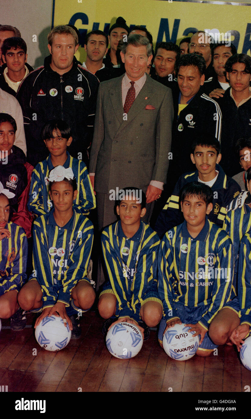 PA NEWS PHOTO 16/7/98 DER PRINZ VON WALES BEIM GURU NANAK FOOT BALL CLUB, EINEM ASIATISCHEN TEAM MIT SITZ IN GRAVESEND, KENT. ER WAR DORT, UM DIE KAMPAGNE "LÄSST RASSISMUS AUS DEM FUSSBALL AUSTOBEN" DER MANNSCHAFTEN ZU UNTERSTÜTZEN. Stockfoto