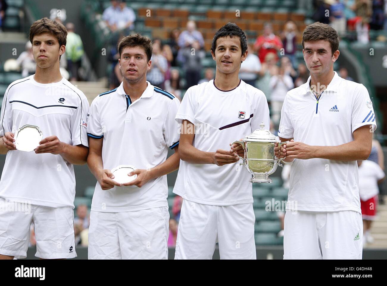 Der britische George Morgan (rechts) und der kroatische Mate Pavic posieren mit der Trophäe und der britische Oliver Golding und der tschechische Jiri Vesely (links) mit ihren Nächstplatzierten nach dem Boys' Doubles am dreizehnten Tag der Wimbledon Championships 2011 im All England Lawn Tennis Club, Wimbledon. Stockfoto