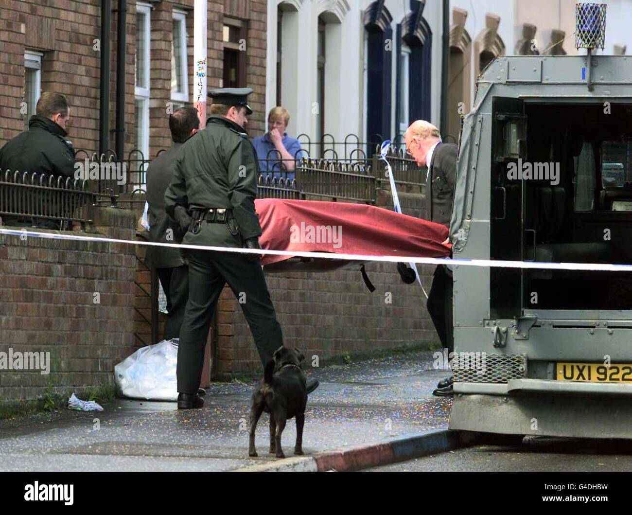 NUR GROSSBRITANNIEN USA, ALLE VORAHNUNGEN. Die RUC entnimmt heute (Samstag) die Leiche eines Mannes in den 60ern aus einem Haus in der Upper Glenfarne Street, West Belfast. Die RUC haben eine Morduntersuchung über den Tod des Mannes gestartet, obwohl es unklar war, wie er getötet wurde und ein Motiv war zu diesem Zeitpunkt nicht bekannt. (PA Photo/Paul McErlane). Siehe PA Story ULSTER Body. Stockfoto