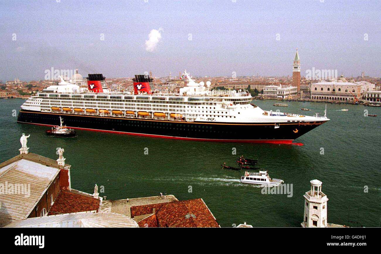 Das riesige, in Italien gebaute Disney Magic-Kreuzschiff fließt am 01. Juli durch den Kanal von Venedig vor dem Markusplatz und fährt nach Port Canaveral. Das erste Disney-Schiff der Welt wird Mitte Juli in Florida eintreffen, bevor es am 30. Juli seine Jungfernfahrt in die Segel setzt. Die neue Disney Cruise Line bietet einzigartige 7-tägige Urlaube, die drei von vier Tagen im Walt Disney World Resort mit einer drei- oder viertägigen Bahamian-Kreuzfahrt verbinden. PA PHOTO/JAMES MORGAN Stockfoto