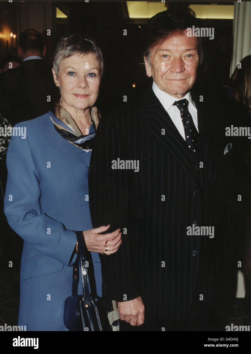 PA NEWS 28/11/97 DAME JUDI DENCH UND IHR MANN MICHAEL WILLIAMS BEI DEN EVENING STANDARD DRAMA AWARDS 1997.. PA NEWS 28/11/97 DAME JUDI DENCH UND IHR MANN MICHAEL WILLIAMS BEI DEN EVENING STANDARD DRAMA AWARDS 1997. Stockfoto