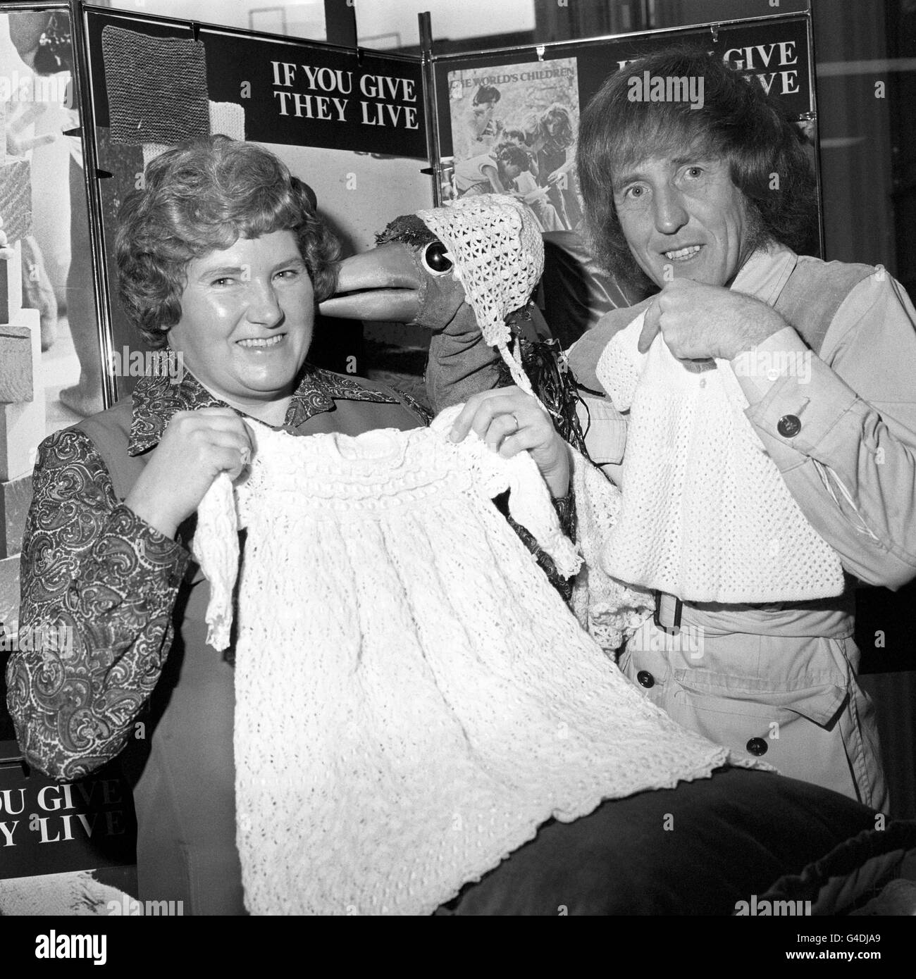 Entertainer Rod Hull und EMU mit Pam Baker, der Gewinner eines Wettbewerbs, der von Save the Children/Women's Own gesponsert wurde, um ein Set Babykleidung für Meister Peter Phillips, den Sohn von Prinzessin Anne, zu stricken. Stockfoto