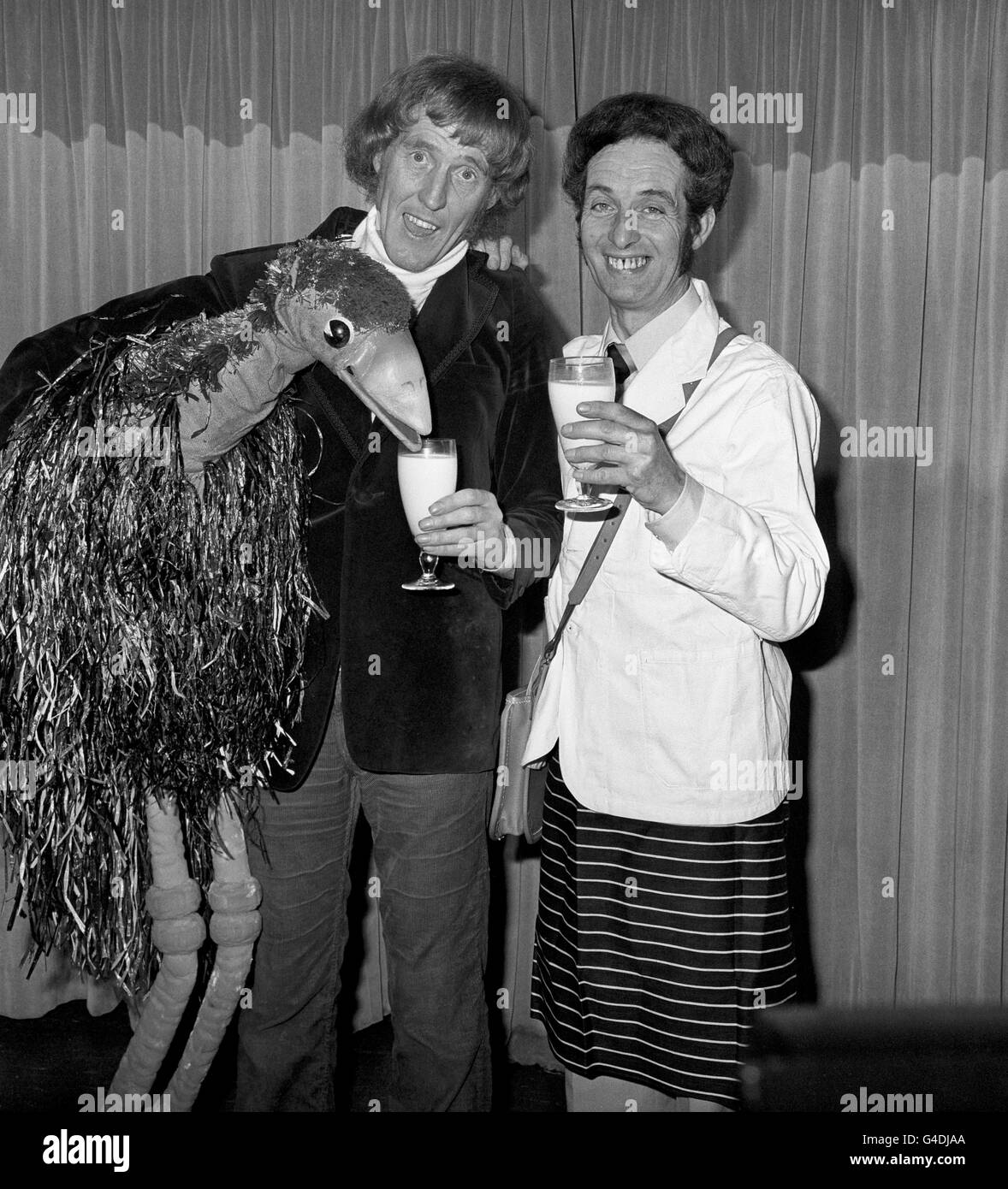 Roy Crane, rechts, ein ehemaliger Versicherungsleiter, der das Leben in der Stadt für eine Milchrunde aufgegeben hat, wird von Rod Hull und Emu begleitet, als er 1977 zur Persönlichkeit Milkman wurde. Stockfoto