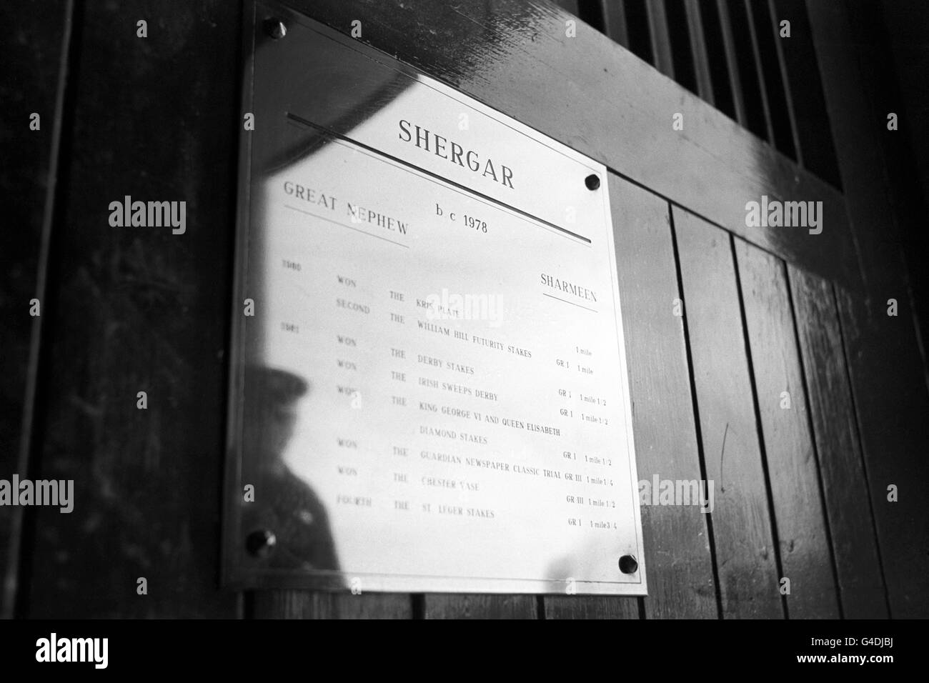 Bild des Namensschildes die Stallkiste von Shergar, die am Dienstag, 8. Februar, auf dem Gestüt in Ballymany, County Kildare, Republik Irland, aufgenommen wurde. Shergar wurde nie gefunden und niemand wurde mit dem Diebstahl belastet. Stockfoto