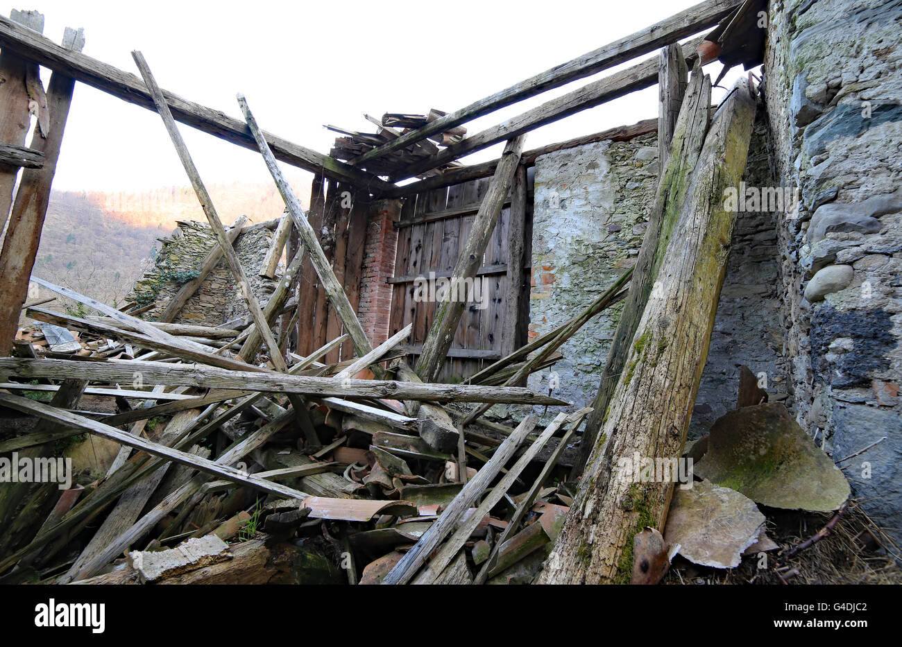 Holzbohlen und Schutt und die Ruinen des Hauses komplett zerstört durch Erdbeben Stockfoto