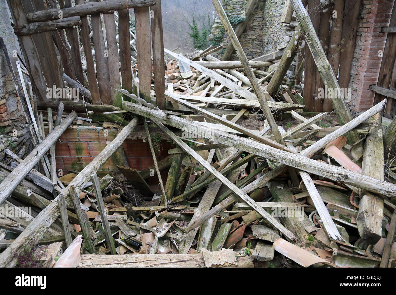 Holzbohlen und Schutt und die Ruinen des Hauses komplett zerstört durch Erdbeben Stockfoto