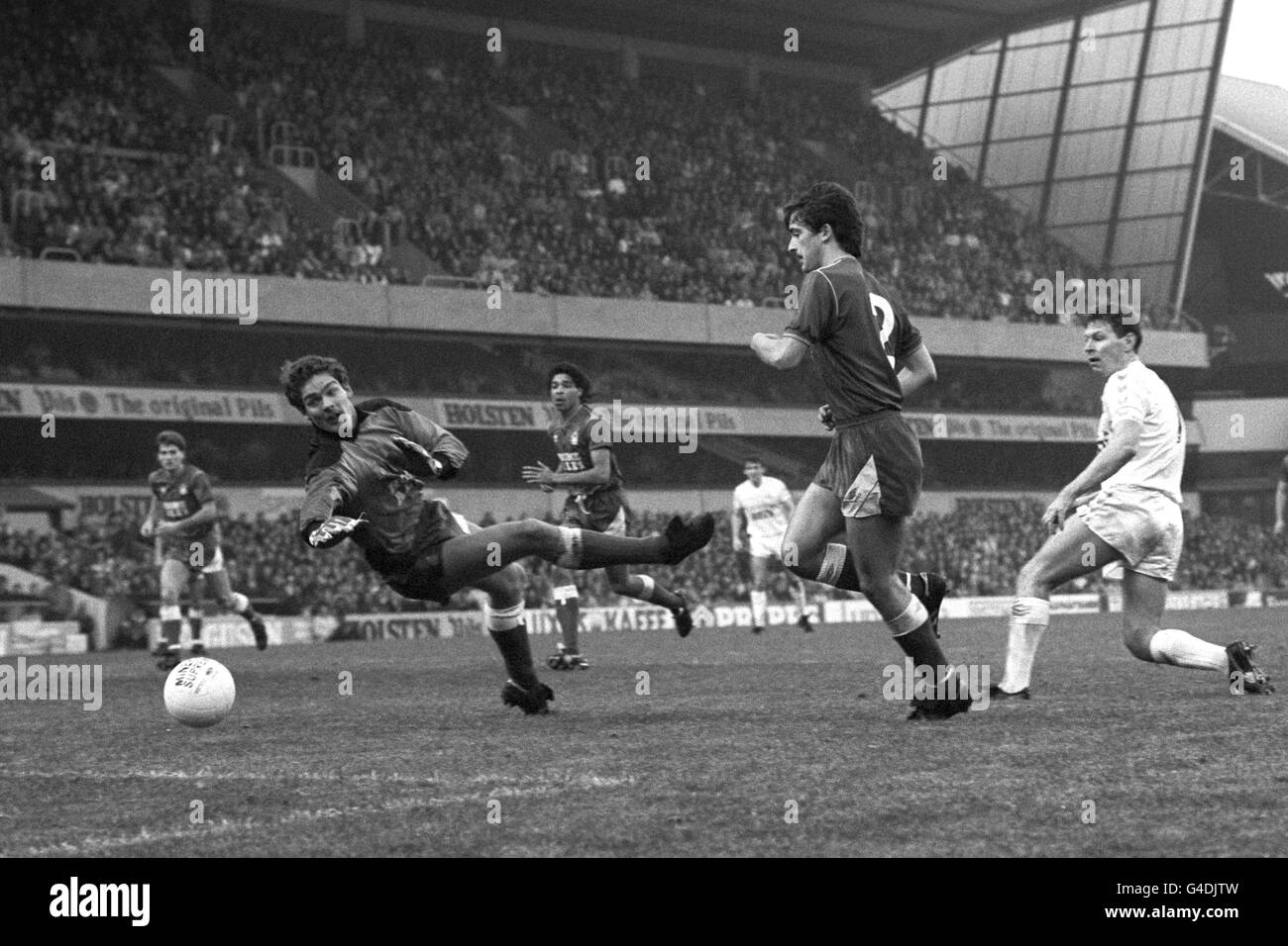 Torhüter Hans Segers aus Nottingham Forest rettet vor Tottenham Hotspurs Clive Allen (r), beobachtet von Teamkollegen Gary Fleming (2). Forest gewann das Spiel 3-2. Stockfoto