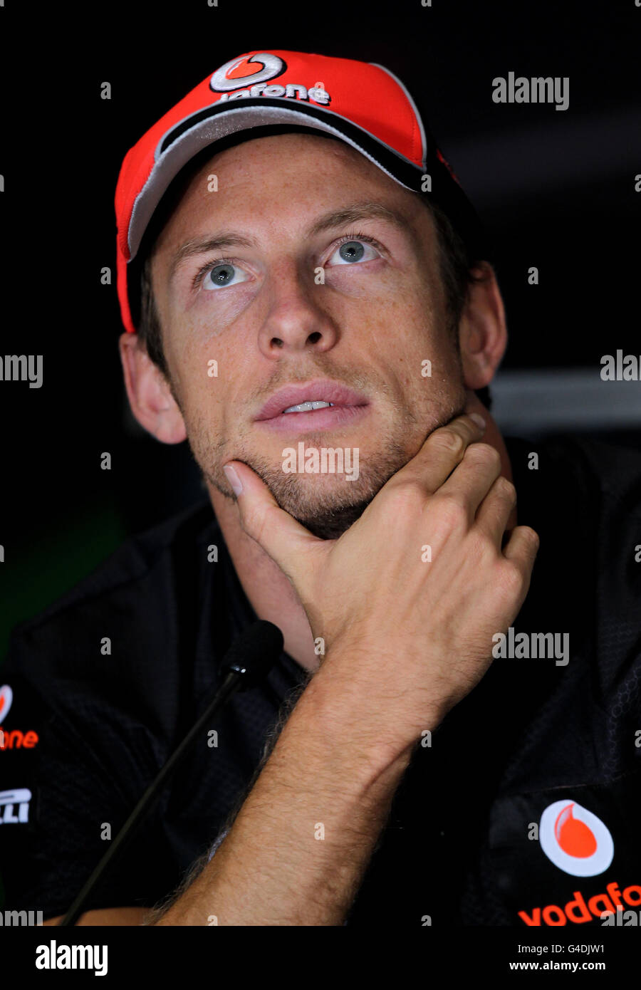 McLaren Mercedes-Fahrer Jenson Button beim Fahrerlager-Tag für den Formel 1 Santander British Grand Prix auf Silverstone Circuit, Northampton. Stockfoto