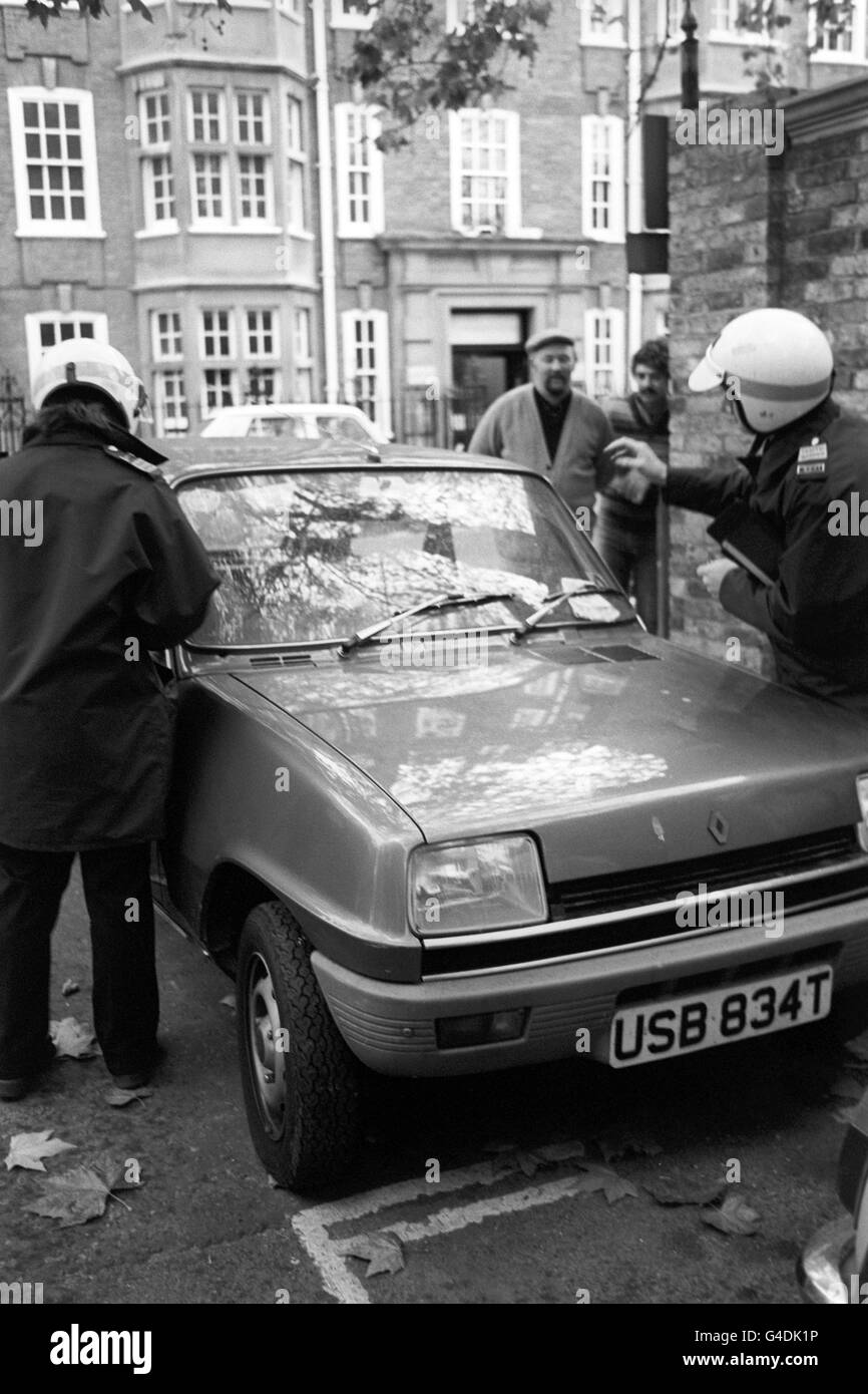 Der Renault 5 von Lady Diana Spencer erhielt vor ihrer Wohnung in West-London eine Parkkarte, wo mehr als 50 Journalisten gesagt wurden: „Sie ist nicht zu Hause“. An anderer Stelle im Sandringham Estate, Norfolk, wurde angenommen, dass Prinz Charles den Reportern den Schlupf gegeben hat, inmitten fortwährenden Spekulationen, dass das Paar eine romantische Beteiligung hat. Stockfoto