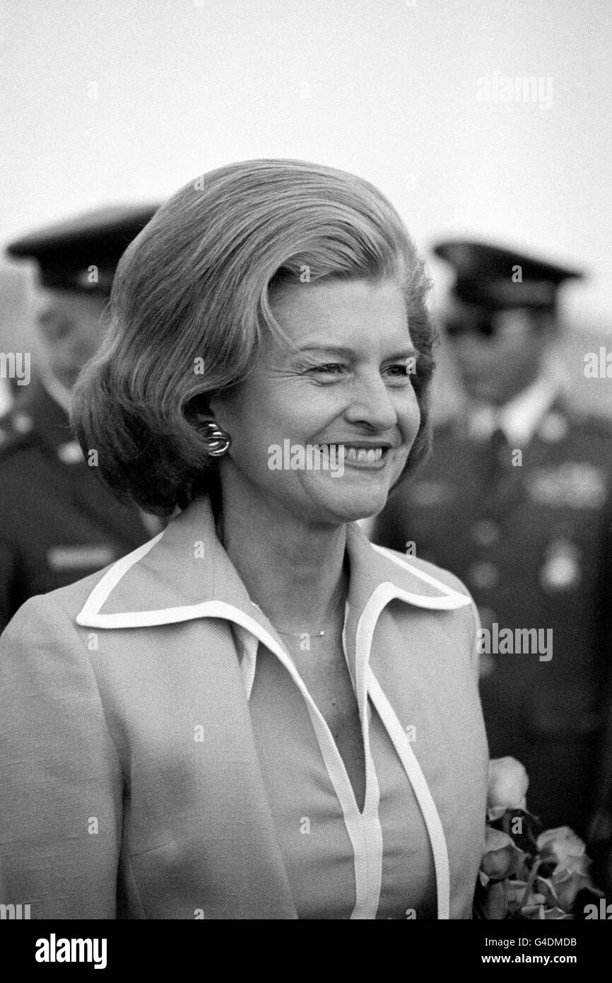 Betty Ford, Ehefrau des Präsidenten der Vereinigten Staaten von Amerika, Gerald Ford, auf dem US Air Force Base in Mildenhall. Stockfoto