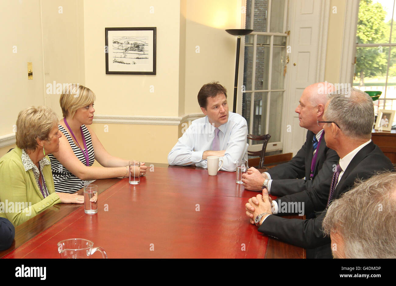 Der stellvertretende Premierminister Nick Clegg (Mitte) trifft sich mit Mitgliedern der Gruppe "Hacked Off" (von links nach rechts), Sally Dowler, Gemma Dowler, Bob Dowler und Brian Paddick im Kabinettsbüro in Westminster, London, zu einem Treffen mit dem stellvertretenden Premierminister Nick Clegg. Stockfoto